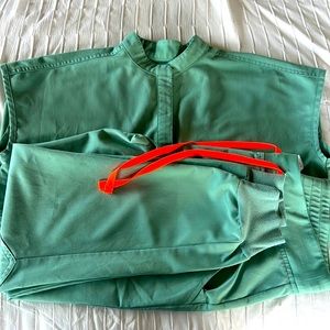 Figs scrub set. Rafaela oversized top-XXS, Joggers- small/petite. Color Jade.